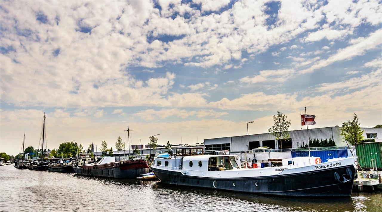 Woonschip Robbedoes Bed & Breakfast *