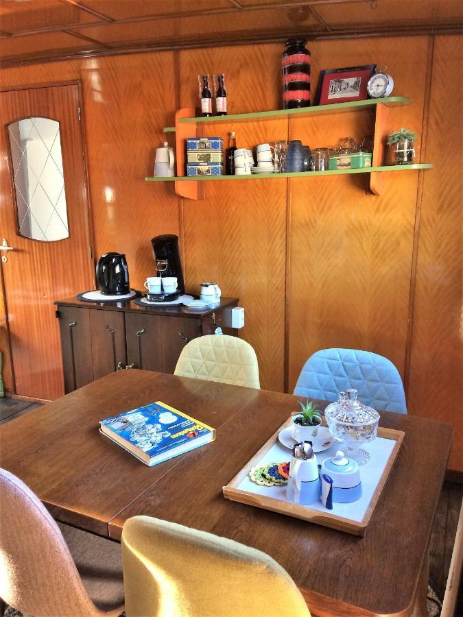 Woonschip Robbedoes Bed & Breakfast *