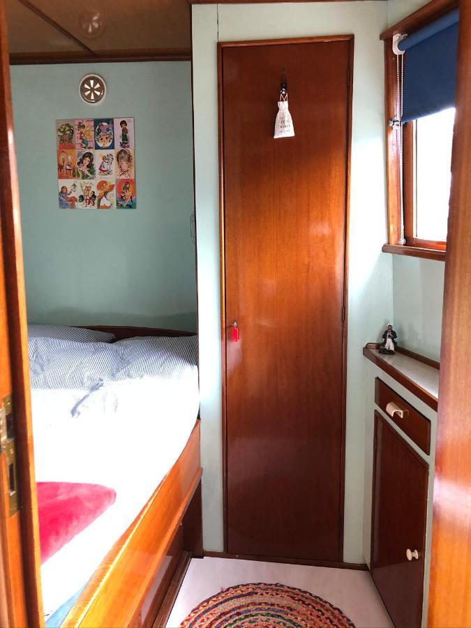 Woonschip Robbedoes Bed & Breakfast