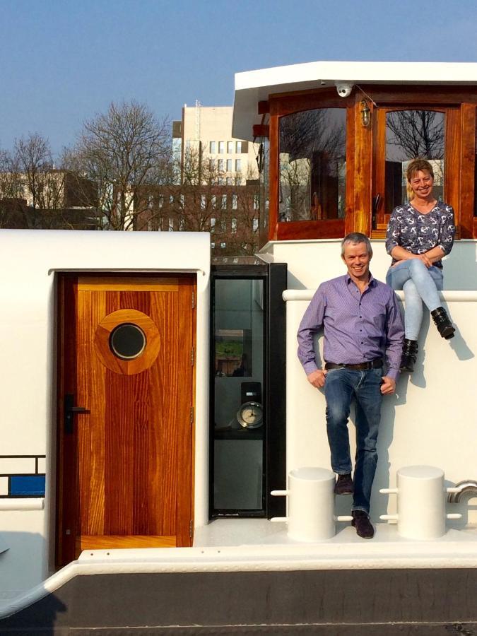 Woonschip Robbedoes Bed & Breakfast